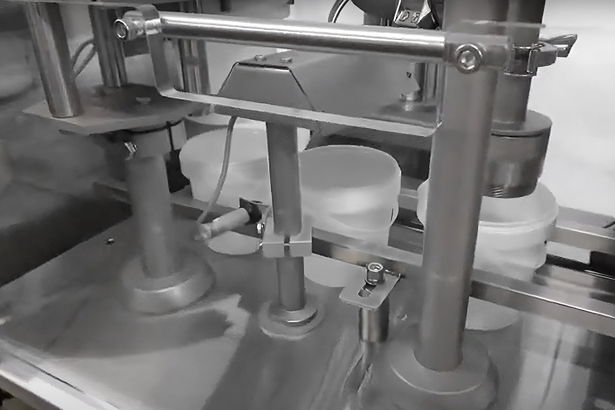 Linear bucket filling and packaging machine Automatic bucket packaging and filling machines. Tub filling lines.